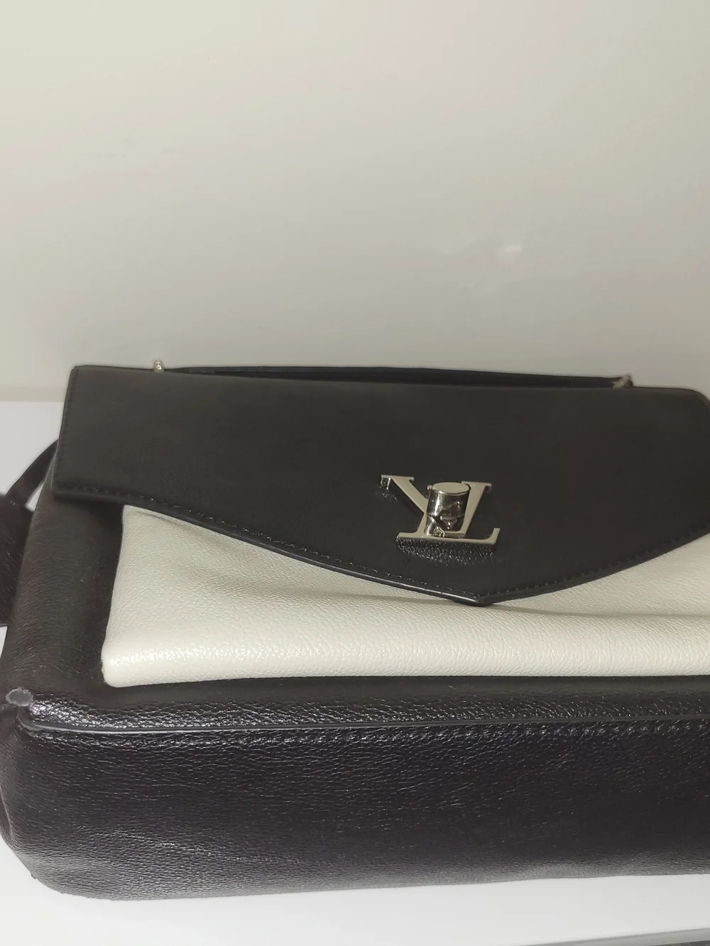 Louis Vuitton elegant louis